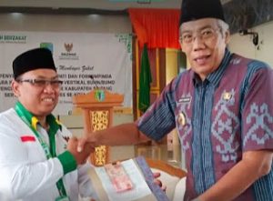 Bupati Sintang Serahkan Zakat Tahun 2023 kepada Baznas Sintang