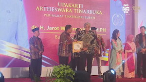 Bupati Sintang Terima Piagam Upakarti Artheswara Tinarbuka 2023 Dari Ketua Komisi Informasi Pusat