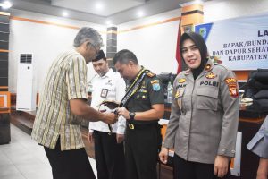 Pasangkan Salempang, Bupati Sintang Launching Bapak Asuh Anak Stunting Kabupaten Sintang