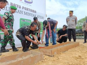 Bupati dan Wabup Sintang Letakan Batu Pertama Pembangunan Pabrik Penyulingan Minyak Atsiri di Sungai Ukoi