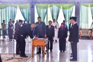 Bupati Sintang Lantik 8 Pejabat Administrator di Pendopo Bupati Sintang