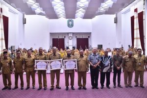 Bupati Sintang Terima Penghargaan Dari Pemprov Kalbar Soal Capaian Aksi HAM 2023