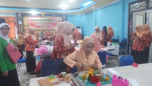 DWP Sintang Gelar Lomba Cerdas Cermat dan Merangkai Buket Bunga
