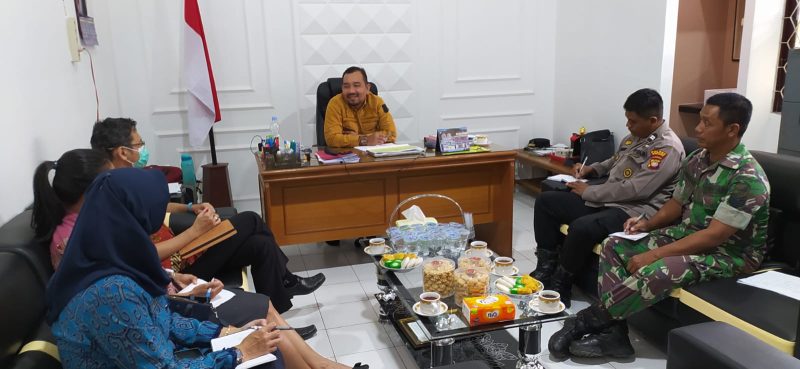 Camat Sintang Lakukan Ini Saat Banjir Semakin Tinggi