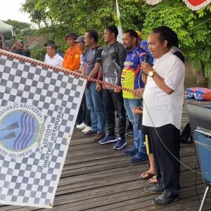 Kibarkan Bendera, Wabup Sintang Buka Lomba Sampan Bidar di Taman Bungur