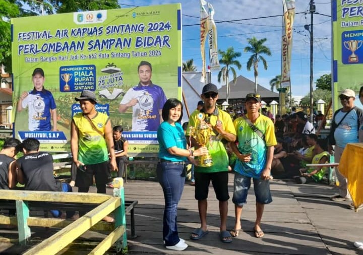 Wakili Bupati Sintang, Hendrika Kadis Porapar Sintang Tutup Lomba Sampan Bidar