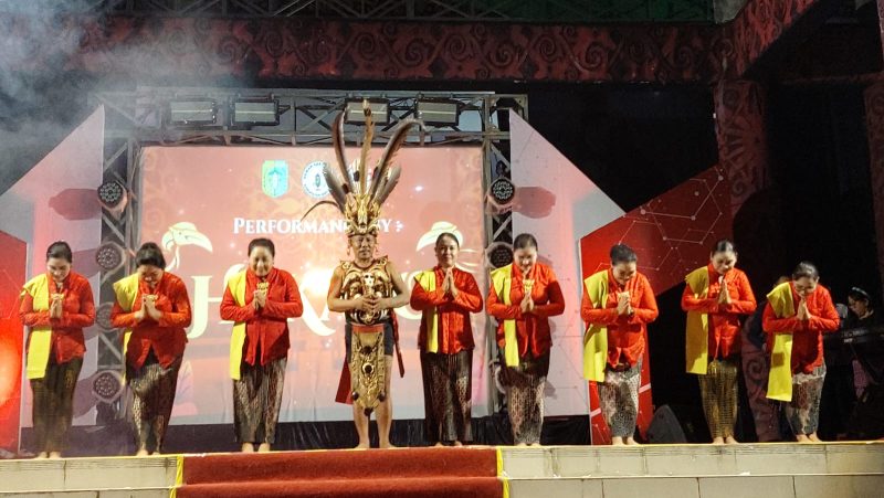 Hikayo Sintang Tampilkan Tarian Jonggan Khas Dayak Kanayatn di PGD Sintang Ke XI