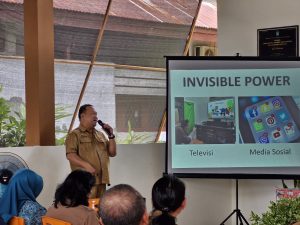 Kominfo Sintang Jadi Narasumber Sosialisasi Pendidikan Politik di Aula Kantor Camat Sintang