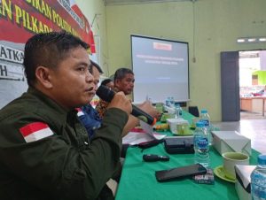 Aloysius Kusnadi Komisioner Bawaslu Sintang Berikan Materi Sosialisasi Pendidikan Politik di Desa Sungai Ana