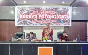 Yustinus Kadis Dikbud Sintang Buka Seminar “Budaya Potong Gigi” di Balai Ruai