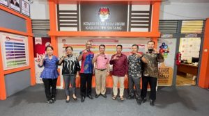 Paulinus Kadis Kominfo Sintang Kunjungi KPU Sintang, Bahas Keterbukaan Informasi