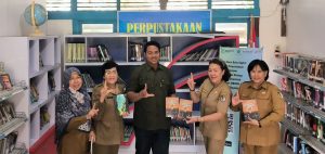 Setina Terima Buku Dari Penulis Buku Seorang Guru SMP N 1 Dedai