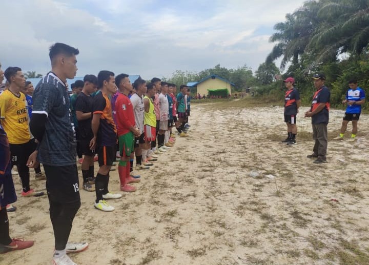 Camat Ketungau Hilir Pantau Proses Seleksi Pemain Sepakbola Untuk Ikuti Bupati Cup 2024