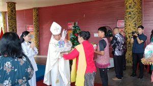 Pimpin Misa,  Uskup Sintang Ajak Warga Hikayo Saling Mendukung dan Menguatkan