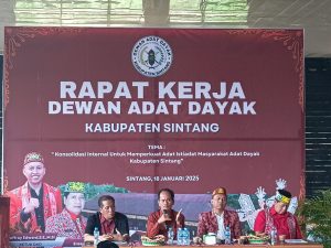 GH Bala Turut Berikan Materi Pada Raker DAD Sintang di Betang Tampun Juah