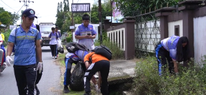 Peringati Hari Bersih Indonesia, SMA Panca Setya Sintang Pungut Sampah di Pasar Inpres