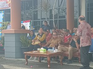 Sekda Sintang dan Jajaran Pemkab Sintang, Lepas Jarot-Melki di Halaman Kantor Bupati Sintang