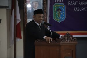 Melkianus Sampaikan Sambutan Saat Acara Setijab di DPRD Sintang