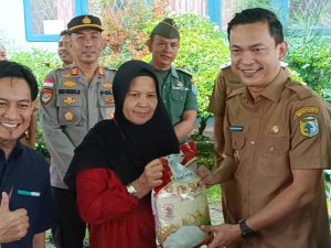 Wabup Sintang Hadiri Gerakan Pangan Murah di Halaman DKPP Sintang