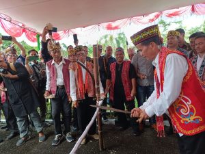 Mulai Tinggal di Rumah Dinas, Bupati dan Wabup Sintang Gelar Acara Adat