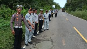 Kumpulkan Uang Pribadi, Anggota FK2L Sintang Perbaiki Jalan Rusak di Jalan Nasonal