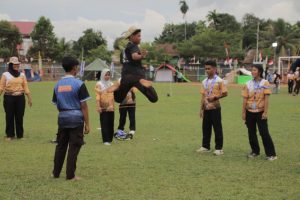 Di Stadion Baning Sintang Ratusan Peserta Raimuna Daerah Se-Kalbar Mainkan Permainan Rakyat